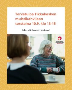Kuvassa hymyilevä seniori nainen pöydän ääressä. Tikkakosken muistikahvila to 10.9. klo 13-15